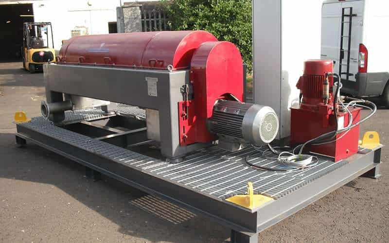 High-capacity decanter centrifuge for oil and gas drilling solids control